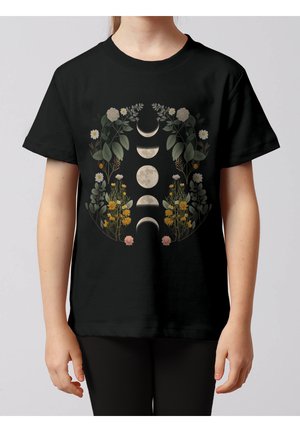 Enfant portant une chemise noire avec une couronne de fleurs entourant cinq phases lunaires, du croissant à la pleine lune, centrée verticalement.