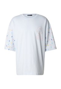 Jasnoniebieska koszulka z krótkim rękawem, ozdobiona kolorowymi wzorami przypominającymi posypkę na rękawach oraz prostym graficznym wzorem z przodu.