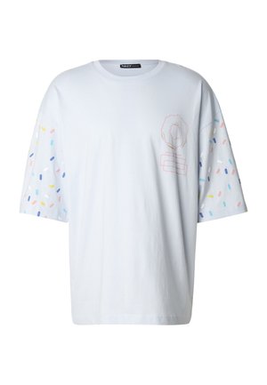 Jasnoniebieska koszulka z krótkim rękawem, ozdobiona kolorowymi wzorami przypominającymi posypkę na rękawach oraz prostym graficznym wzorem z przodu.