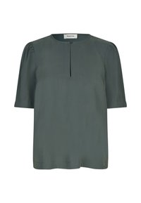 Kurzärmelige Bluse in Salbeigrün. Leichter Stoff mit rundem Ausschnitt, Knopfblende und subtilen Raffungselementen an den Schultern.