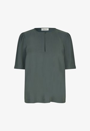 Blouse à manches courtes, vert sauge. Tissu léger avec un col rond, une patte de boutonnage et de subtils détails froncés aux épaules.