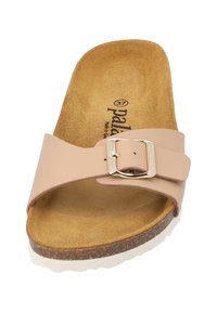 Sandalo slide rosa chiaro con una larga fascia e una fibbia in metallo argento. Suoletta in sughero con una superficie marrone texturizzata e una suola bianca con scanalature.