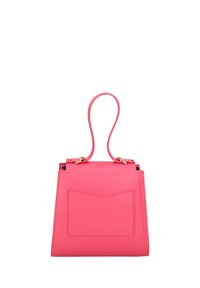 Roze faux leren handtas met een gestructureerde vorm, rechthoekig lichaam, bovenhandgreep en voorkant met een vak dat een chevronontwerp heeft. Accenten van goudkleurige hardware.