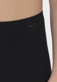 Zwarte katoen stretch tailleband met een gladde textuur, voorzien van een subtiele "mey" logo in lichtgrijs. Geen zichtbare naden of patronen.