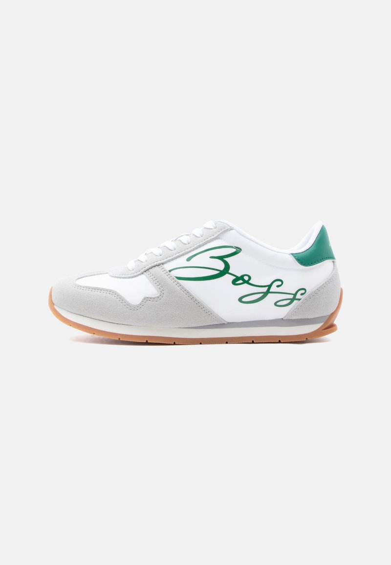 Baskets profil bas en daim blanc et gris, avec un onglet vert au talon, une semelle gomme et un grand logo "Boss" vert en écriture cursive sur le côté.