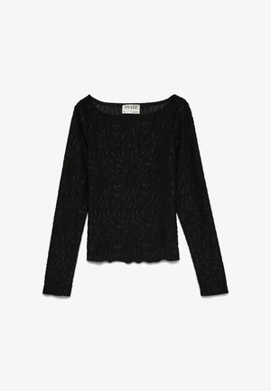 Must pika varrukaga särk, millel on peen sebra muster, ümar kaelus ja laineline serv, krae juures silt "AWARE".