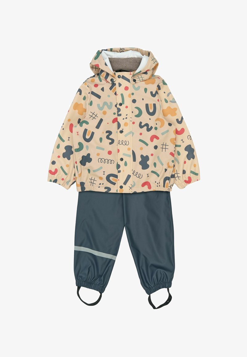 Kinderregenbekleidung mit einer beigen Jacke mit bunten abstrakten Mustern und dunkelblauen Hosen mit reflektierendem Streifen und elastischen Bündchen.
