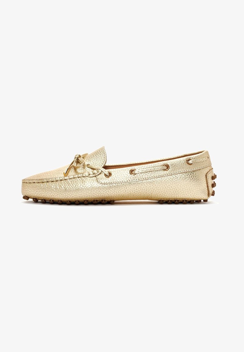 Mocassin en cuir doré métallisé avec bout mocassin, détail lacet et semelle extérieure en caoutchouc à picots pour la conduite ou un usage décontracté.