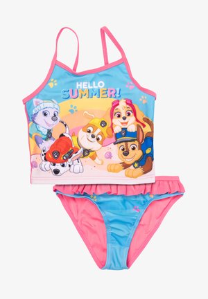 Costume da bagno per bambini composto da due pezzi, con un top blu con accenti rosa e grafiche di cani cartoon colorati, abbinato a un fondo rosa con rouches.