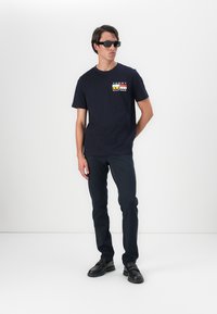 Tommy Hilfiger COLOUR FLAG TEE - T-shirts print - desert sky