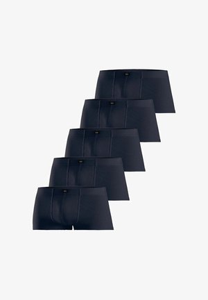 Fünf schwarze Herren-Boxershorts, diagonal gestapelt, jeweils mit einem kleinen schwarzen Etikett am Bund.