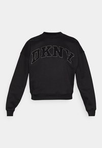 Czarna bluza z krojem cropped, prążkowanymi mankietami i dołem oraz wyraźnym logo DKNY z teksturowanym detalem na przodzie.