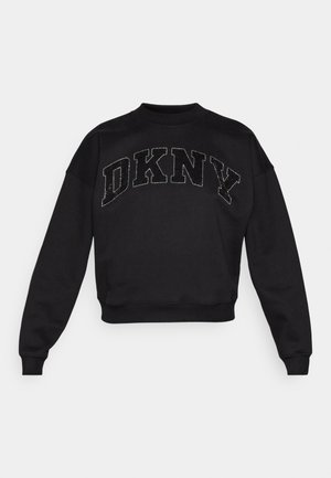 Fekete pulóver, amely cropped fazonú, bordás mandzsettákkal és szélekkel, valamint egy feltűnő DKNY logóval rendelkezik, texturált részletekkel az elején.