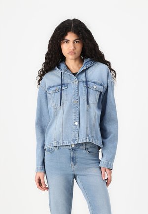 Chaqueta de denim azul claro con capucha, con un diseño recortado, cierres de botón y dos bolsillos en el pecho. Textura suave y mangas largas.