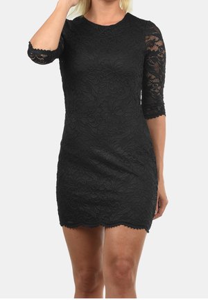 Schwarzes Spitzenkleid mit dreiviertellangen Ärmeln, Blumenmuster und geschwungenem Saum. Figurbetontes Design mit strukturierter Stoff.