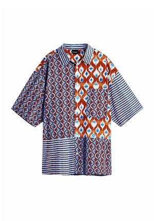 Camicia a maniche corte con un mix di tessuti a fantasia in arancione, blu e bianco. Include una tasca e un colletto a righe.
