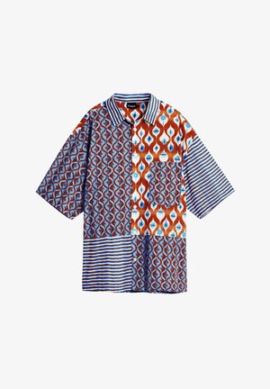 Lühikeste varrukatega särk, millel on oranži, sinise ja valge värvi mustrite segu. Kaasas on tasku ja triibuline krae.