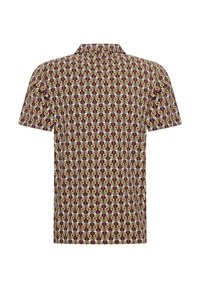 Camisa de manga corta con un diseño estampado en colores rojo, amarillo y crema sobre un fondo oscuro, con cuello y corte recto.