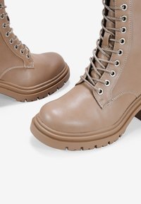 Bosanova MILITARES  - Stivaletti stringati - taupe