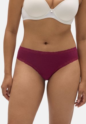 Braguitas en color malva con encaje, con una textura de tela suave, que presentan un corte bajo y un acabado delicado a lo largo de la cintura.