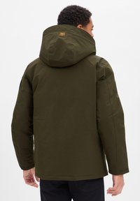 Olijfgroene geïsoleerde jas met capuchon, voorzien van een logolabel op de achterkant, vervaardigd van een glad, waterbestendig materiaal.