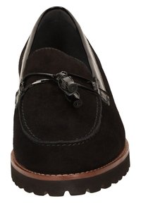 Schwarze Wildlederschuhe mit abgerundetem Zeh, glänzenden schwarzen Akzenten, einem strukturierten Lederband und einer robusten Gummisohle. Verfügt über einen dekorativen Schnürmechanismus.