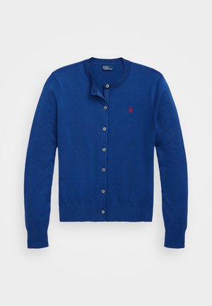 Cardigan bleu à manches longues avec col rond, boutons sur le devant et petit logo rouge brodé sur la poitrine gauche.