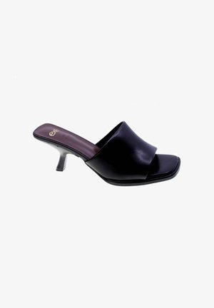 Sandalo mule nero con punta aperta, ampia fascia in pelle e tacco kitten basso, visto dal lato esterno su sfondo bianco.