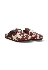 Zuecos de fieltro marrón y blanco con manchas, con correas y hebillas de cuero marrón, que cuentan con una suela de corcho para mayor comodidad y soporte.