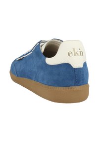 Modré semišové tenisky s béžovými akcenty, gumovou podrážkou a texturovaným zadním dílem. Na patě je vytištěno "ekin" zlatou barvou.