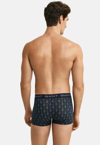 Marineblaue Boxershorts mit grünem Paisley-Muster, weichem Stoff, elastischem Bund mit GANT-Logo, figurbetontem Schnitt, mittellanger Oberschenkelhöhe.