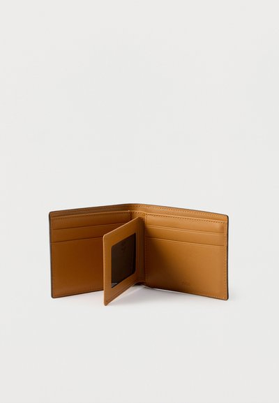 Ανοιχτό δερμάτινο δίπτυχο πορτοφόλι σε καμηλό χρώμα, με πολλές θήκες για κάρτες και κεντρικό παράθυρο για ταυτότητα, σε απλό ανοιχτό γκρι φόντο.