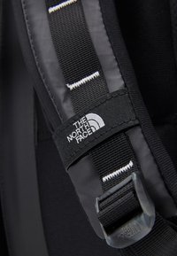 The North Face BASE CAMP VOYAGER TRAVEL PACK - Nahrbtnik - black/white