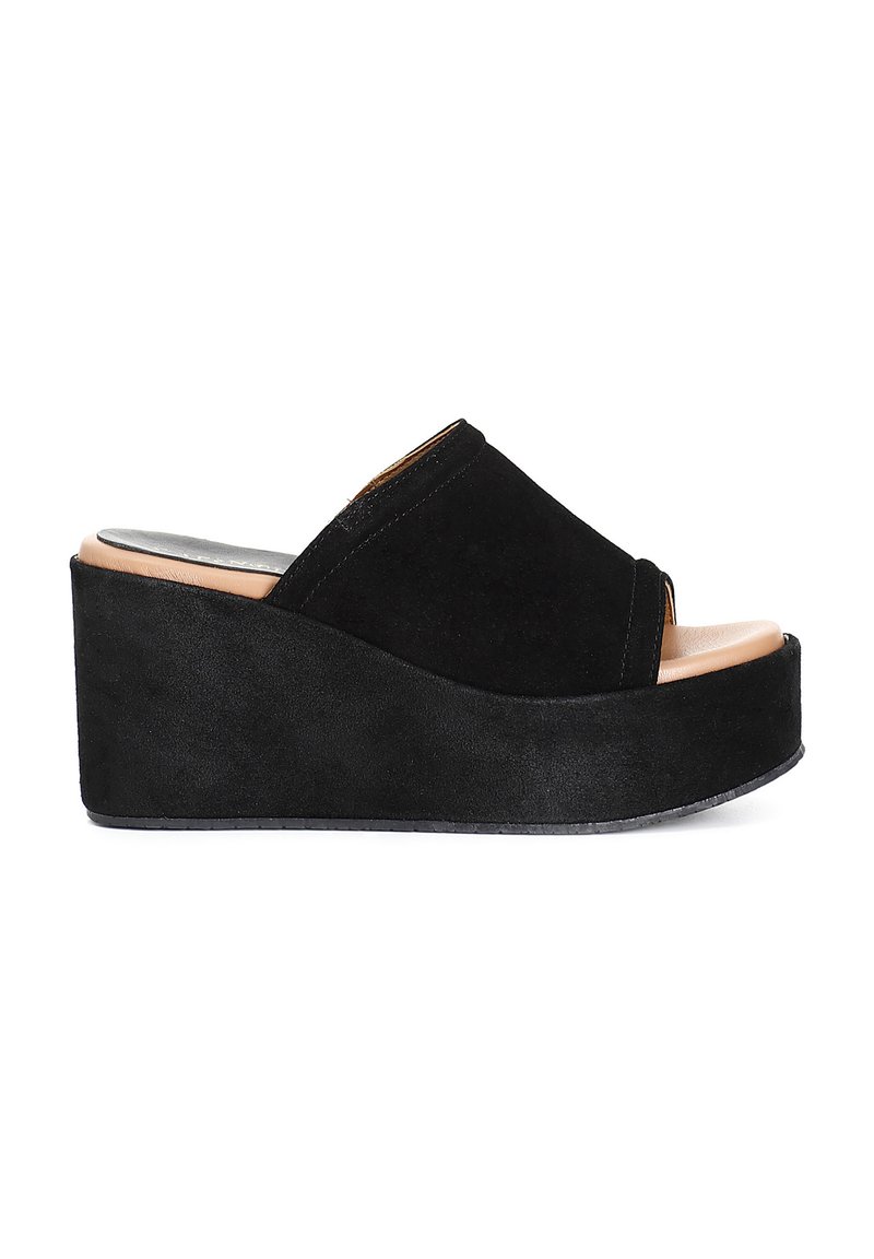 Sandali con zeppa in suede nero, con design open toe, muniti di soletta imbottita e una piattaforma testurizzata solida per maggiore stabilità.