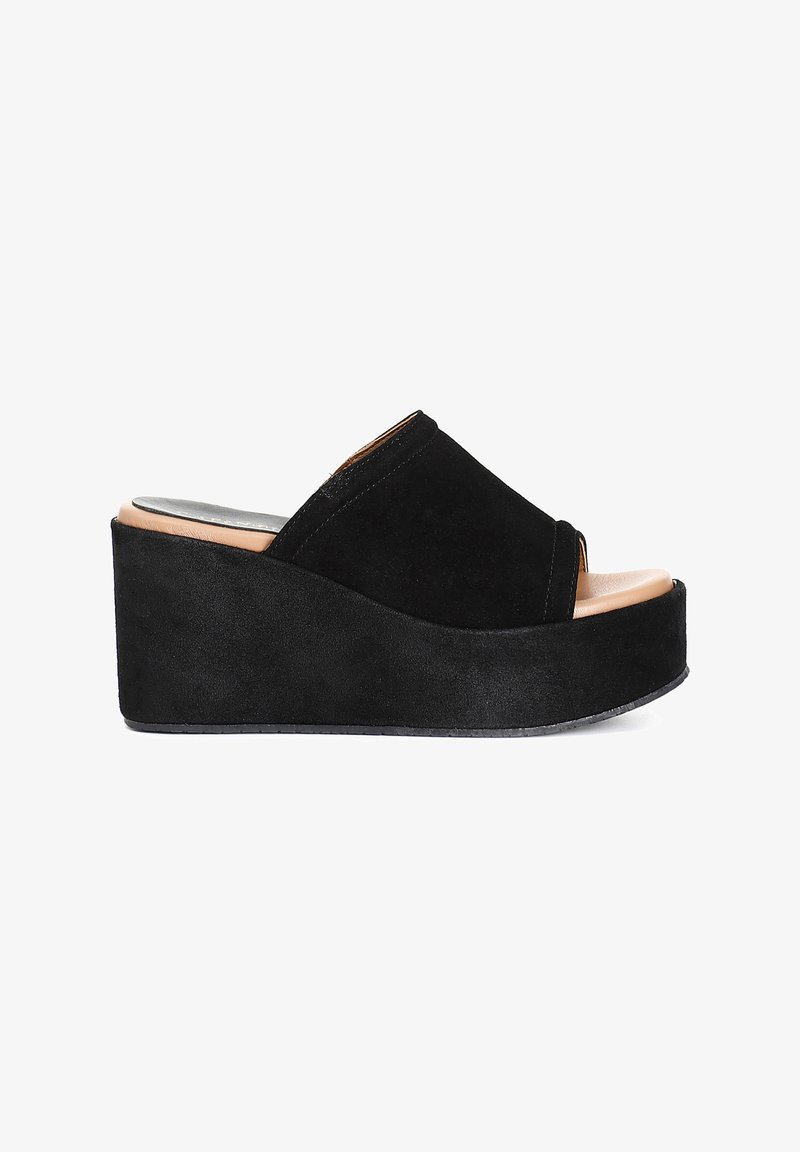 Sandali con zeppa in suede nero, con design open toe, muniti di soletta imbottita e una piattaforma testurizzata solida per maggiore stabilità.