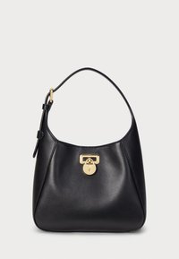 Svart läderhandväska med en slät yta, semi-strukturerad form och ett lås i guldton. Har ett enkelt axelband.