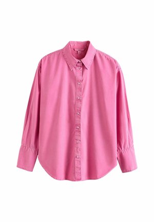 Różowa koszula z długim rękawem zapinana na guziki, z kołnierzykiem i zaokrąglonym dołem, przedstawiona na białym tle.