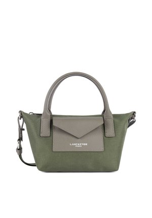 Petit sac à main vert olive avec poignées grises et poche avant à rabat étiquetée "Lancaster Paris,", avec une bandoulière détachable.