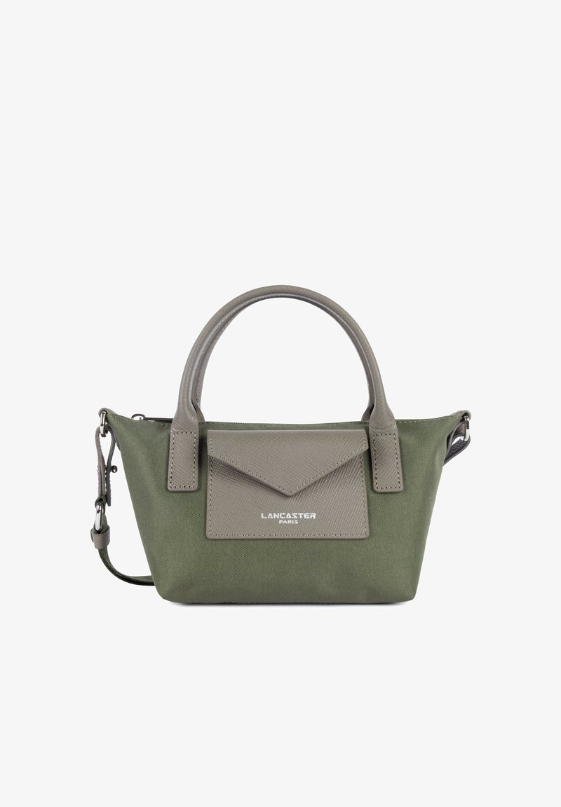 Petit sac à main vert olive avec poignées grises et poche avant à rabat étiquetée "Lancaster Paris,", avec une bandoulière détachable.