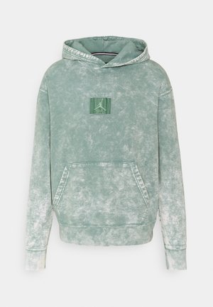 Sudadera verde con diseño de tie-dye, con bolsillo tipo canguro, capucha con cordón y parche de logo en el frente. Material de algodón con una textura suave y suave.