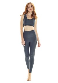 Mørkegrå atletisk crop top og højtaljede leggings med glat, strækbart stof og sømløs design for komfort under træning.