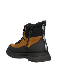 Stivali alla caviglia marroni e neri realizzati in suede e nylon, con zip laterale, lacci frontali, colletto imbottito e suola in gomma testurizzata.