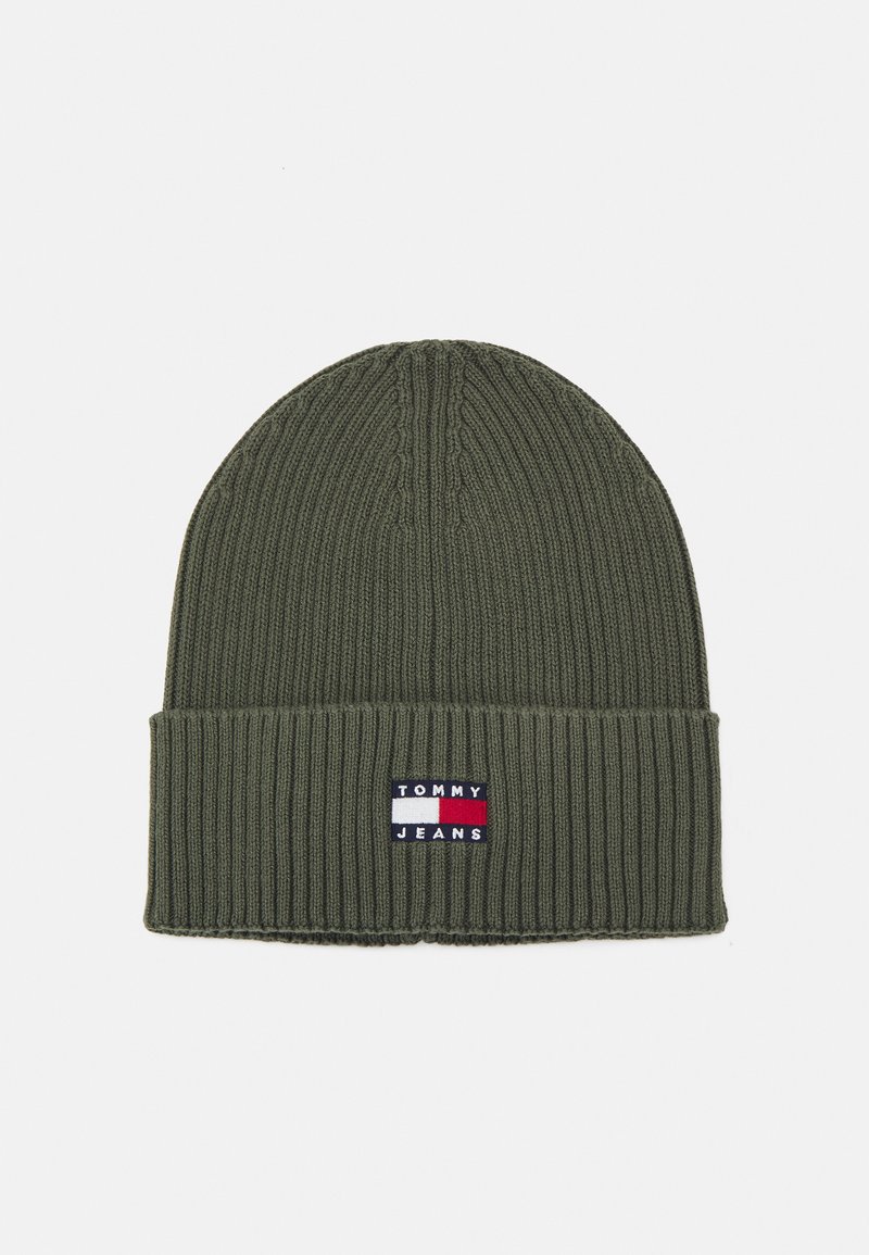 Gorro de punto verde oliva con textura acanalada, que presenta un parche de marca en navy, rojo y blanco en la parte delantera.