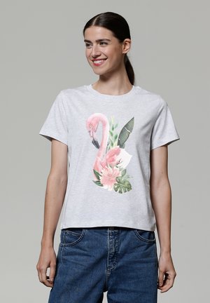 T-shirt en coton gris avec un design de flamant rose et de fleurs. Manches courtes et col rond ; coupe décontractée, style casual.