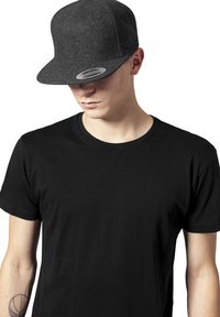 Sivá vlnená snapback čiapka, plochý okraj, logo na vnútornom okraji; nosená s obyčajným čiernym bavlneným tričkom, minimalistický dizajn a tesný strih.