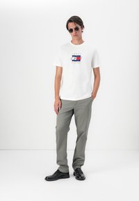 Tommy Hilfiger LINEAR FLAG GRAPHIC TEE UNISEX - Marškinėliai su spaudiniu - white