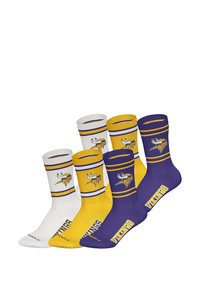 Zestaw trzech par skarpetek: jedna biała z paskami w kolorze fioletowym i żółtym, jedna żółta z fioletowymi paskami oraz jedna fioletowa z napisem "VIKINGS" w kolorze żółtym.