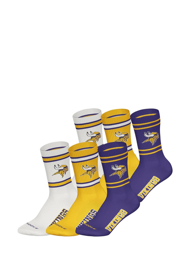 Zestaw trzech par skarpetek: jedna biała z paskami w kolorze fioletowym i żółtym, jedna żółta z fioletowymi paskami oraz jedna fioletowa z napisem "VIKINGS" w kolorze żółtym.