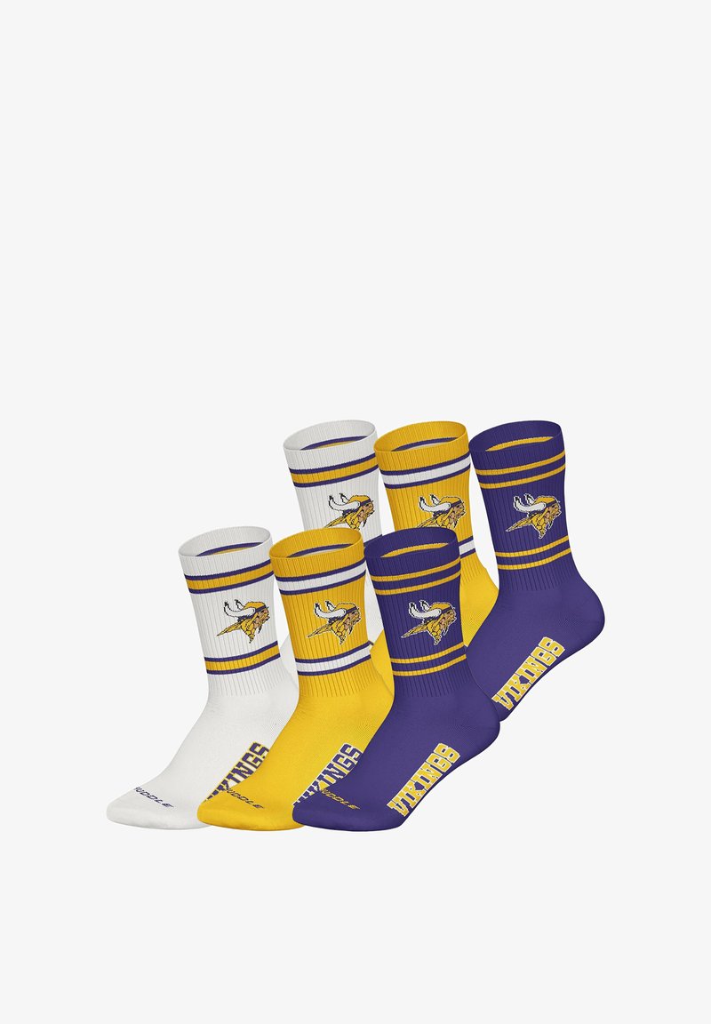 Zestaw trzech par skarpetek: jedna biała z paskami w kolorze fioletowym i żółtym, jedna żółta z fioletowymi paskami oraz jedna fioletowa z napisem "VIKINGS" w kolorze żółtym.