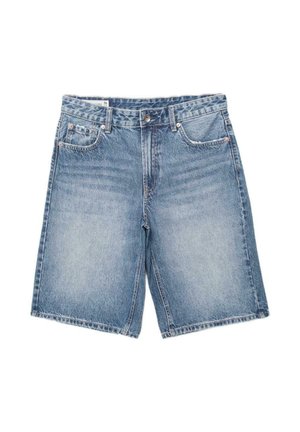 Svijetloplave traper kratke hlače s prednjim gumbom, patentnim zatvaračem i dizajnom s pet džepova, položene ravno na bijelu pozadinu.